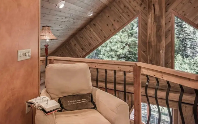 Bear Foot Lodge - Two Bedroom Cabin with Hot Tub