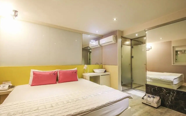 Cube Hotel