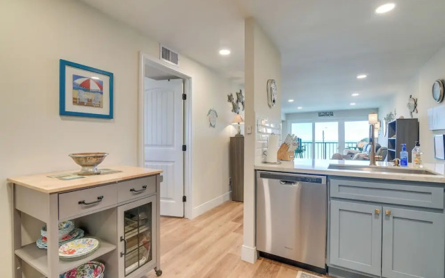 Galveston Beachfront Condo: Balcony & Pool Access!