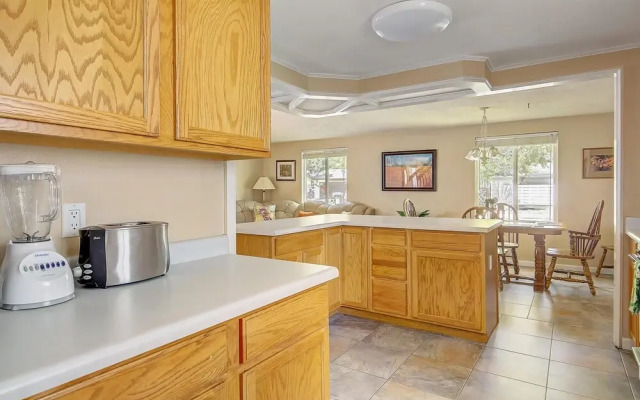 Ideally Located Westminster Home - Sleeps 13