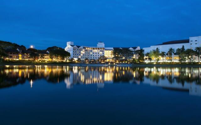 Flamingo Hotel by The Lake