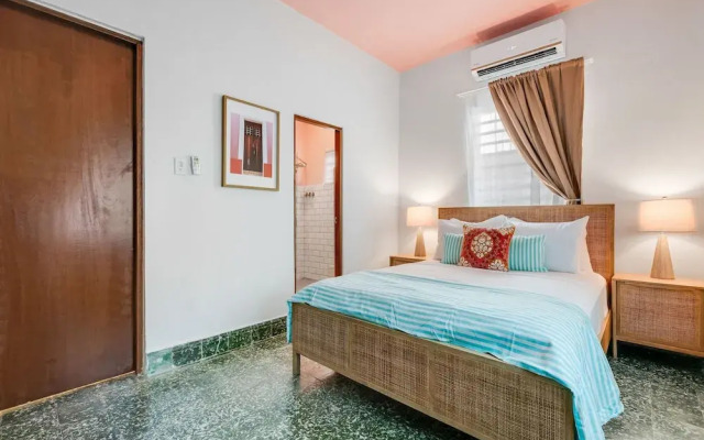 Chic Apartment Pool Parking in Central Condado