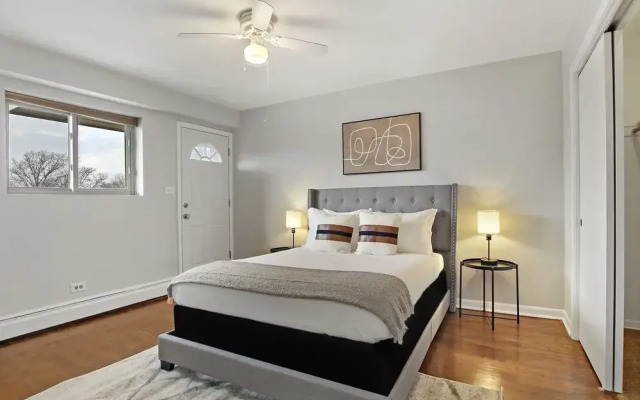 Posh 1BR Apartment in Arlington Heights