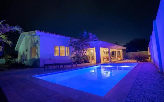 Remodeled Villa w 3BR Private Pool Esmeralda