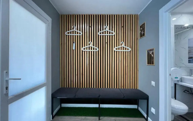 Kvartira-studija s otdel'nym vhodom s gostinichnym servisom, s belym postel'nym