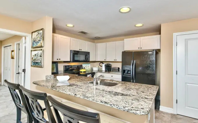 Le Monaco - Romantic 1 BR Condo Steps from 5th Ave S. Chic Coastal Retreat with King Bed and Beach Access. Perfect Location for Couples Near Dining, Shopping, and Naples Beach