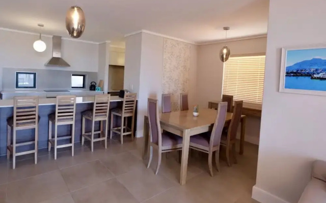 Blou Inn - Century City