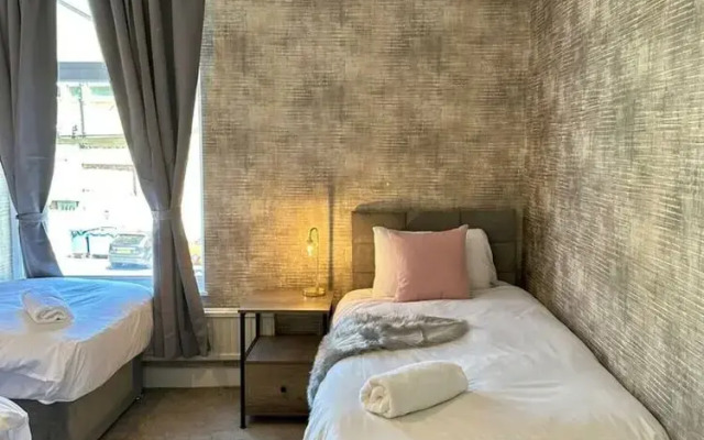 Three Bedroom Home Manchester sleeps 9