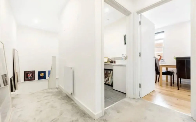 Modern 2 Bedroom Home With Private Garden