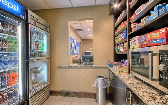 Holiday Inn Express Charleston-Civic Center by IHG