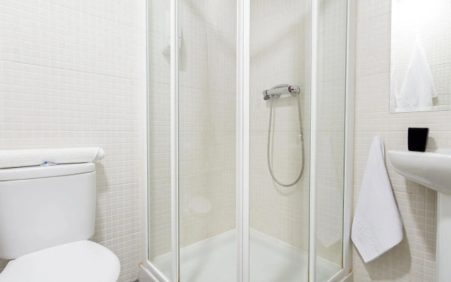 Hostal Gran Via 63 Rooms