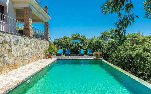 Luxury Villa With Stunning Views in Estepona