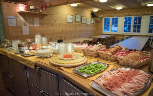 Youth Hostel Klosters – Meal – Klosters-Serneus