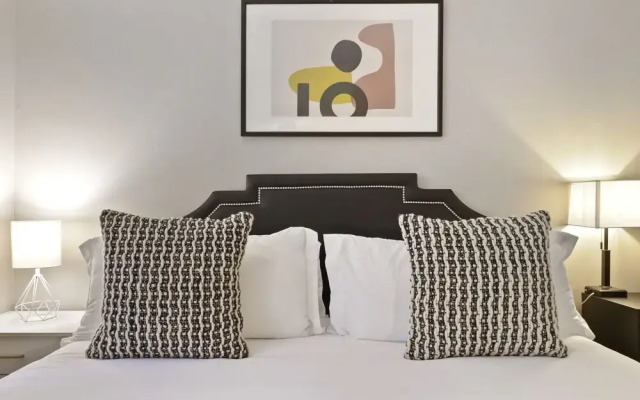 Fully Furnished Studio Apt in Lakeview