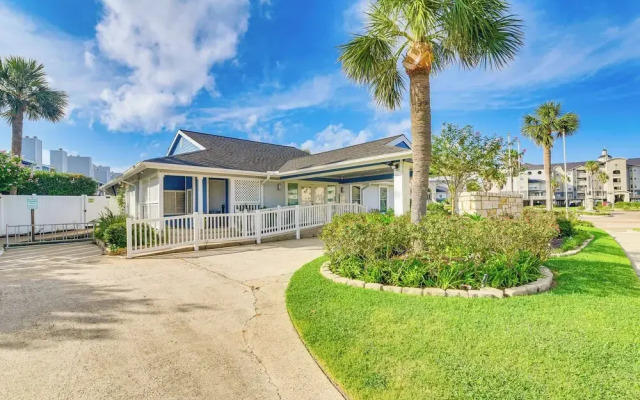 Bay View, Pool Access: Romantic Galveston Retreat!