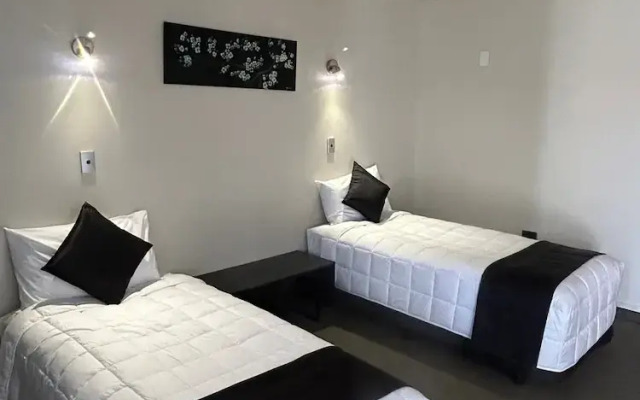 Aquarious motor inn