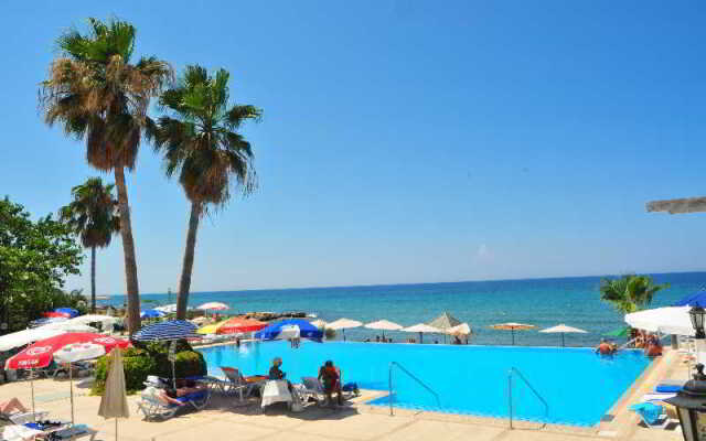 La Hotel & Resort