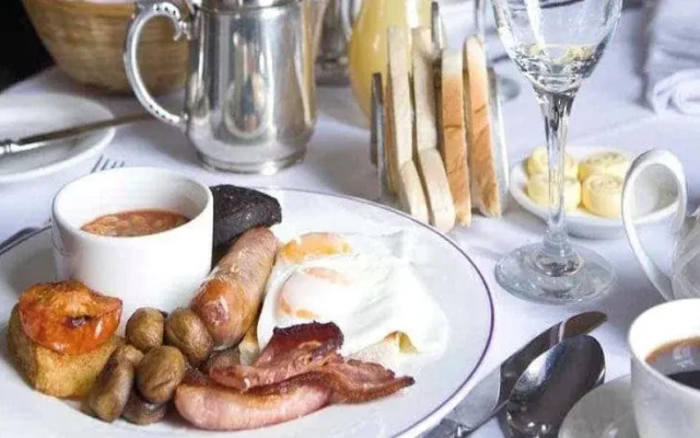 The Britannia Inn & Waves Restaurant