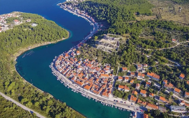 Nice Apartment in Novigrad With 4 Bedrooms