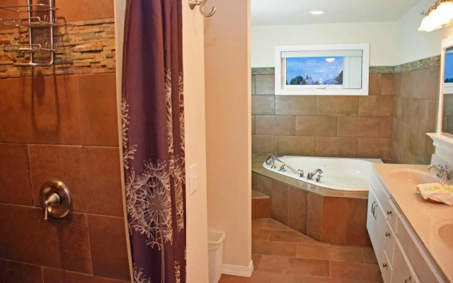 Longliner Lodge and Suites