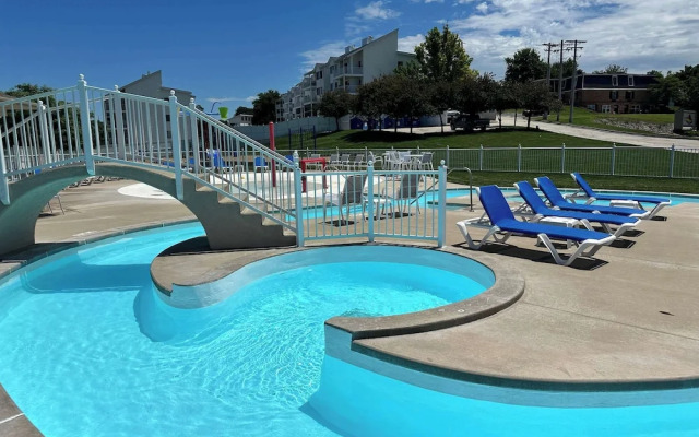 Panoramic Sunset Escape Waterfront Condo for 7!