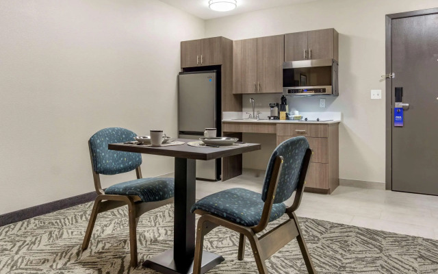 Comfort Inn & Suites Pacific - Auburn