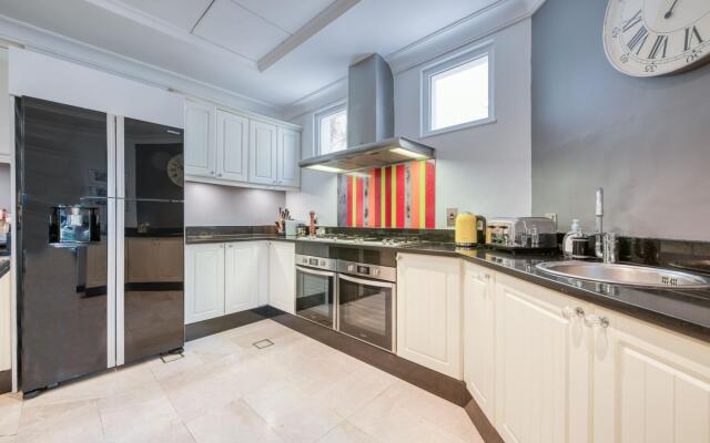 Glamourous Beachfront Villa on The Palm w Pool