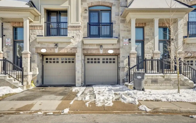 Stylish Mississauga Lower Unit BBQ Yard Paradise