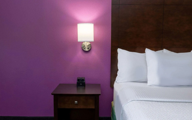 La Quinta Inn & Suites by Wyndham Houston NW Brookhollow