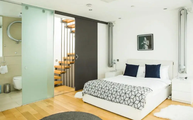 The Holborn Lights - Modern 3BDR Home with Rooftop Terrace & Garage