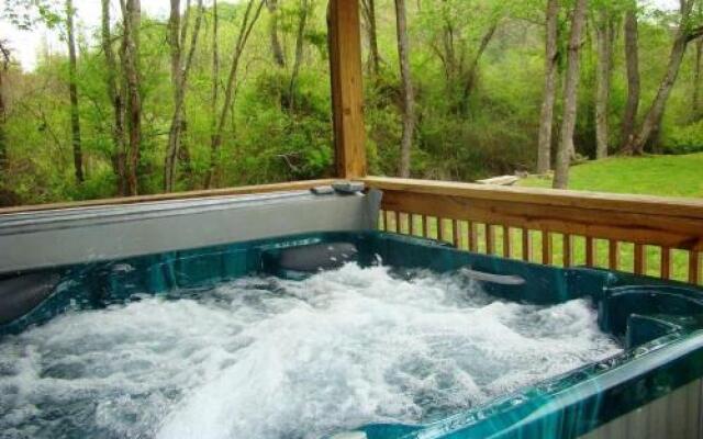 Climbing Bear Creekside Cabin
