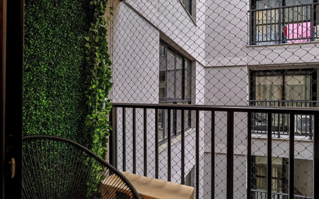 Studio Completo c Wi-fi e Varanda no Centro