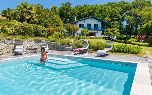 Easy Clés- Splendid 8 bedrooms property & pool