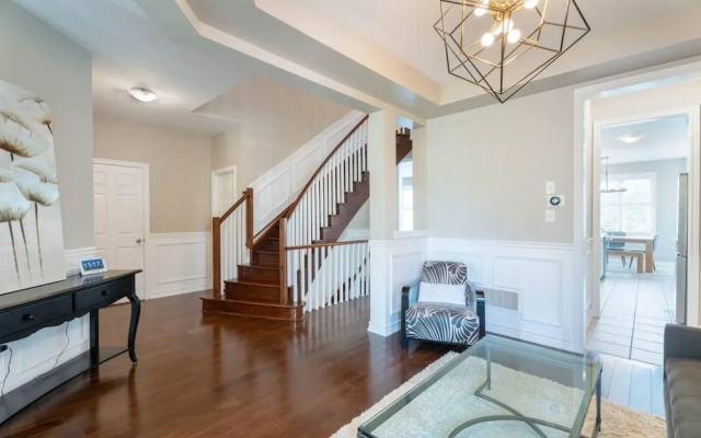 Stylish 4BR Oasis Peaceful Mississauga Location