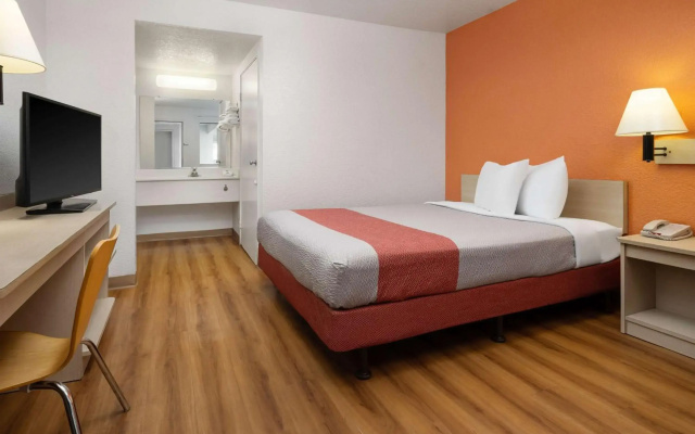 Motel 6 Buena Park, CA - Knotts Berry Farm - Disneyland
