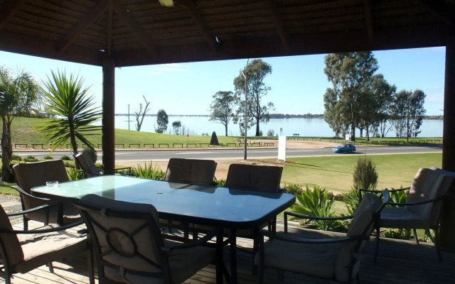 Capricorn Motor Inn