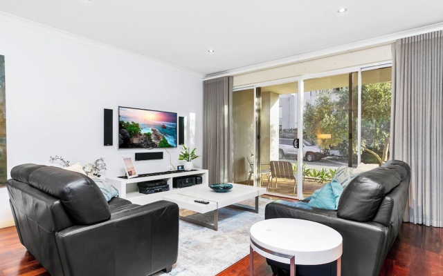 Walk to Beach Coastal Home in Coogee – Guest Rooms – Perth