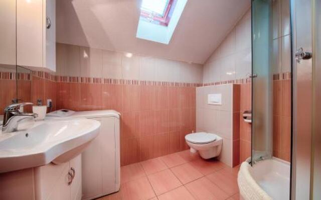 Apartments and Rooms Dis