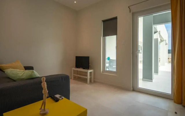 Hideout Suites - steps from Eagle Beach