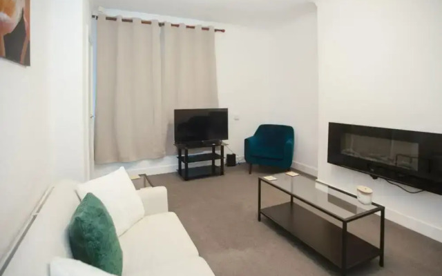 Lovely 2 Bedroom House Sheffield Central Location