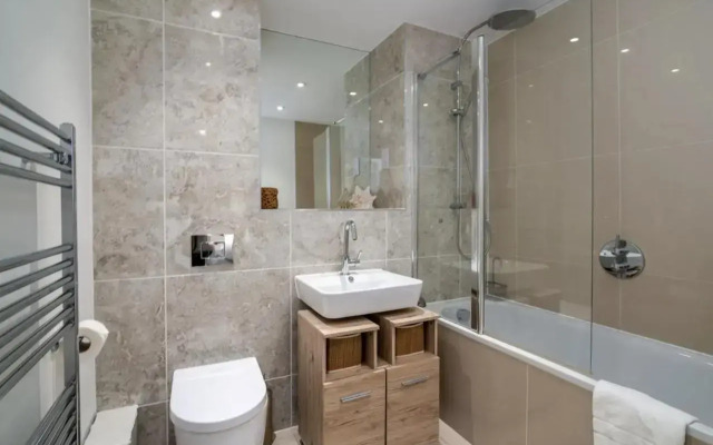 Stunning Riverside View Apartment, near Canary Wharf & O2