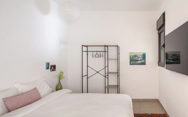 Cozy 2BDR with Parking