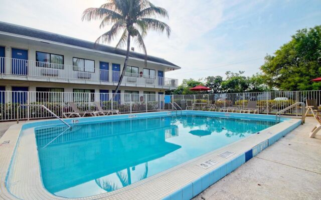 Travelodge by Wyndham Pompano Beach