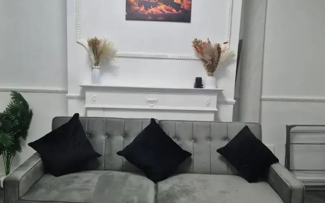 3 Bed Home Free Wifi & Netflix Central Location