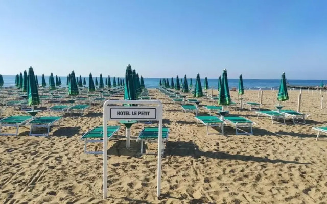 Le Petit Hotel