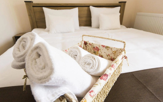Log Inn Boutique Hotel