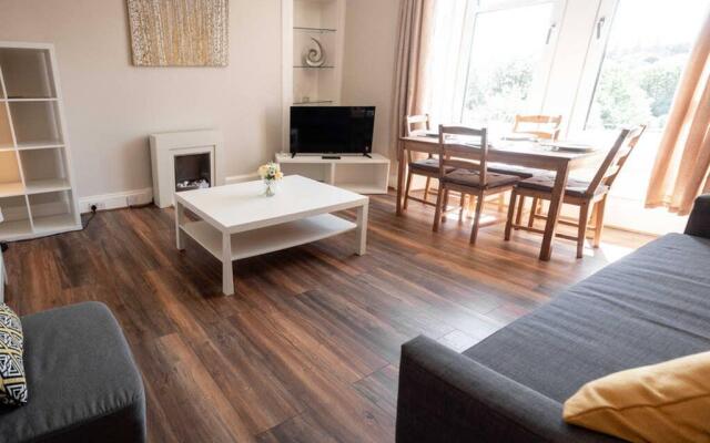 Bright, Spacious West-End Flat, Near University