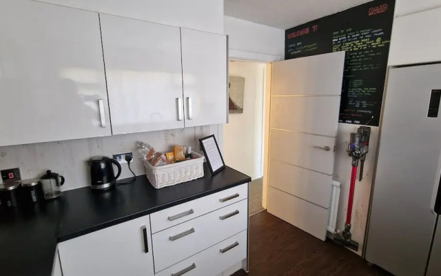 3 Bed House Stunning Views And Free Parking