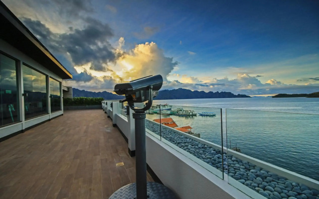 Two Seasons Coron Bayside Hotel