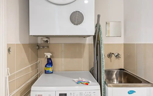 Feel The Sea Breeze: 1-bed With Pool, Gym & Views